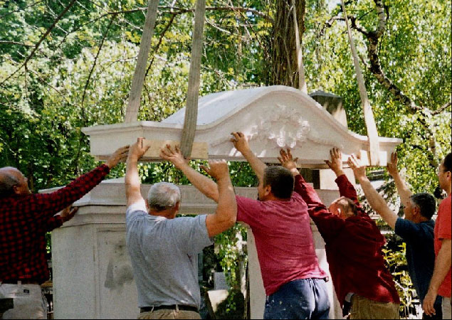 Konserwacje i rekonstrukcje zabytkowych rze�b i nagrobk�w