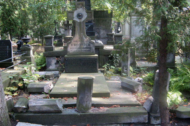 Konserwacje i rekonstrukcje zabytkowych rze�b i nagrobk�w