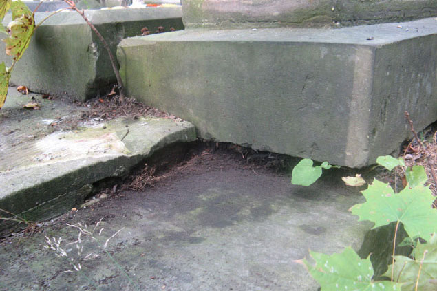 Konserwacje i rekonstrukcje zabytkowych rze�b i nagrobk�w