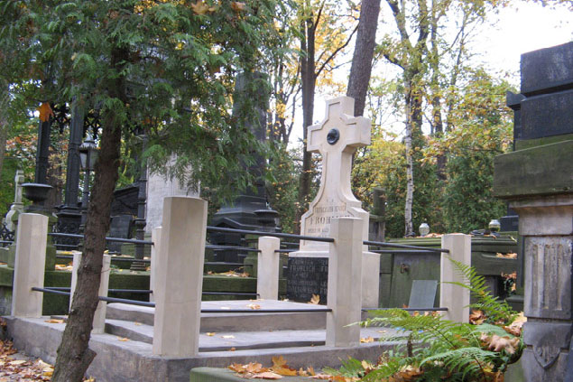 Konserwacje i rekonstrukcje zabytkowych rze�b i nagrobk�w