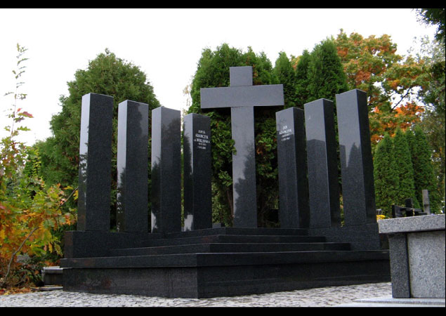 Konserwacje i rekonstrukcje zabytkowych rze�b i nagrobk�w